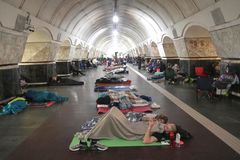 Rusko při vzdušném útoku trefilo vchod do kyjevského metra, poškodilo i areál školky