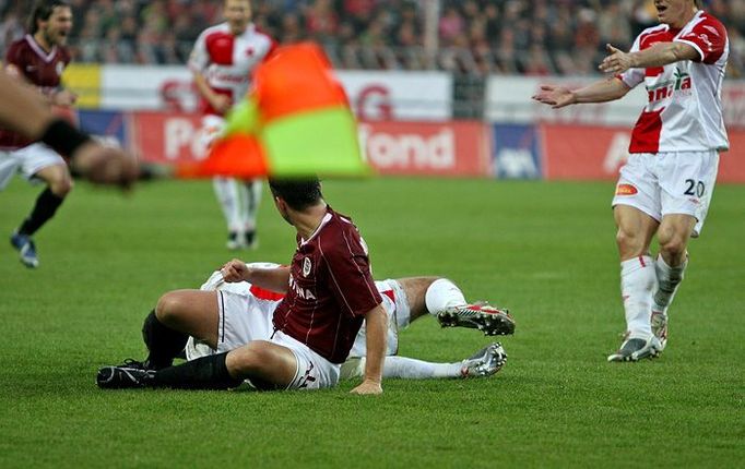 ŘÍJEN - Rozdílný podzim obou pražských týmů definovalo příkladně derby. Na vlně euforie vezoucí se Slavia vyhrála po 14 letech na hřišti Sparty 2:0. Hodně ji k tomu ale opět pomohla nedisciplinovanost letenských hráčů, kteří hráli převážně celý zápas bez kapitána Horvátha. Ten se nechal vyloučit za zbytečný faul na Daniela Pudila (na snímku).