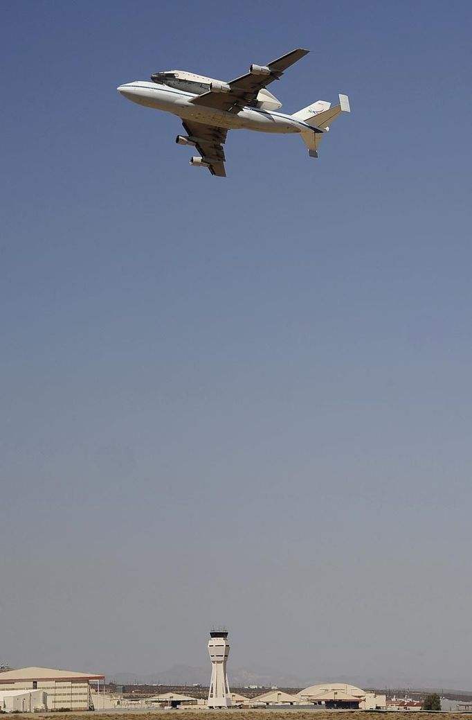 The Space Shuttle Endeavour, carried piggyback atop a Boeing 747 jumbo jet, makes a flyby before landing at Edwards Air Force Base in California, September 20, 2012, after a cross-country trip to Los Angeles to begin its final mission as a museum exhibit. Endeavour is scheduled to take off for its final ferry flight again on Friday, and the final airborne journey of the entire space shuttle fleet, headed for Los Angeles International Airport. REUTERS/Gene Blevins (UNITED STATES - Tags: TRANSPORT SCIENCE TECHNOLOGY) Published: Zář. 20, 2012, 10:08 odp.