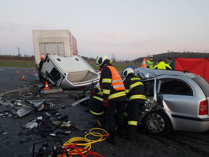 Nehoda na silnici I. třídy v katastru obce Drhovle, při níž zemřeli čtyři lidé. Řidič náklaďáku si při odbočování vlevo pravděpodobně nevšiml osobního vozu v protisměru.