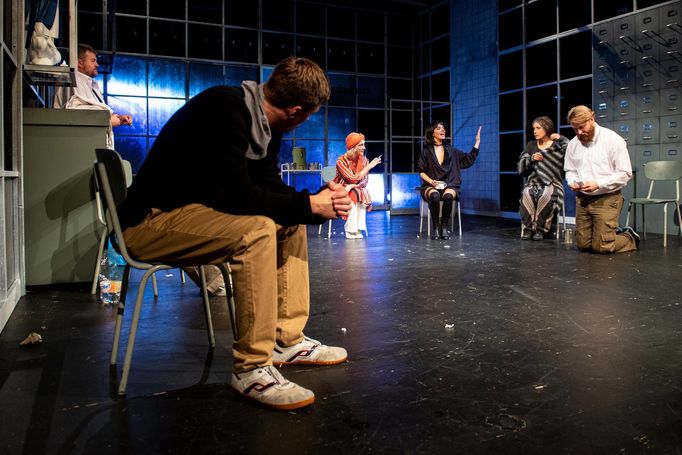 Zleva jsou Jan Vápeník, Vojtěch Říha, Martina Nováková, Natálie Holíková, Zora Valchařová-Poulová a William Valerián.