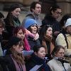 Střelba na Filozofické fakultě UK - pieta - obejmutí školy, zpěv, zármutek, studenti