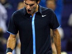 Roger Federer se raduje po vítězném míčku proti Andymu Murraymu na Turnaji mistrů. Z vítězství se však nakonec radoval soupeř.