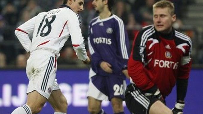 Útočník Bayernu Mnichov Miroslav Klose překonává českého brankáře Daniela Zítku v osmifinále Poháru UEFA