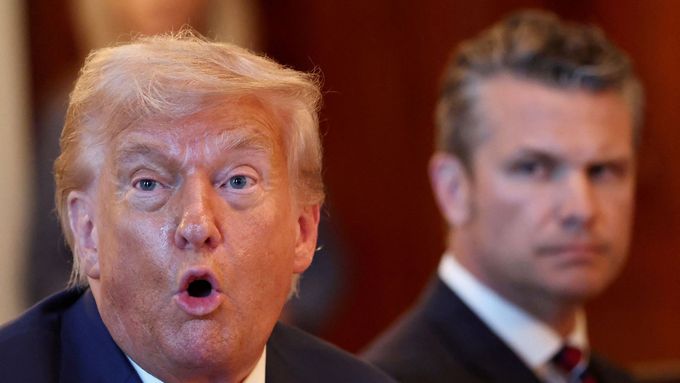Donald Trump s ministrem obrany Petem Hegsethem během večeře s izraelským premiérem Benjaminem Netanjahuem. Washington, 7. července 2025.