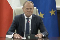 Neznámí útočníci se pokusili hodit zápalnou láhev na sídlo Tuskovy strany