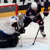 Hokej, MS 2013, USA - Finsko: Stephen Gionta (vpravo) - Antti Raanta