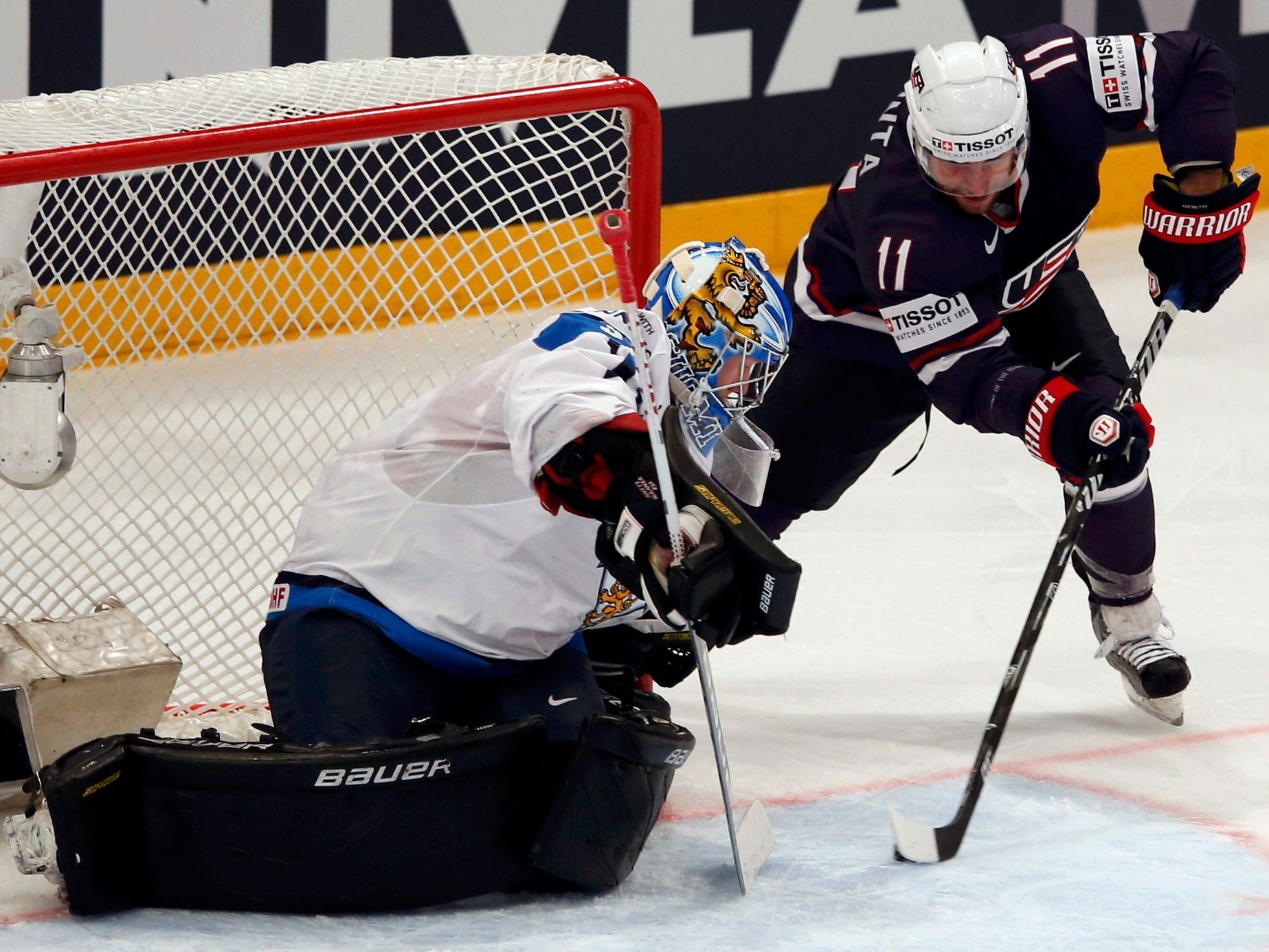 Hokej, MS 2013, USA - Finsko: Stephen Gionta (vpravo) - Antti Raanta