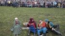 Participants in period costume take a break in front of spectators during anniversary celebrations of the battle of Borodino at the Borodino museum-reserve outside Moscow September 2, 2012. Russian President Vladimir Putin made a rousing call for unity among Russia's diverse ethnic and religious groups on Sunday as he led commemorations of a battle 200 years ago that led to the defeat of Napoleon Bonaparte. REUTERS/Sergei Karpukhin (RUSSIA - Tags: ANNIVERSARY POLITICS CONFLICT) Published: Zář. 2, 2012, 8:03 odp.