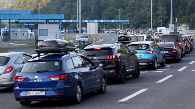 Kolona aut na chorvatsko-slovinském hraničním přechodu Macelj (22. srpna 2020)