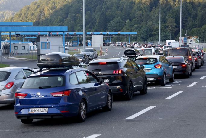 Kolona aut na chorvatsko-slovinském hraničním přechodu Macelj (22. srpna 2020)