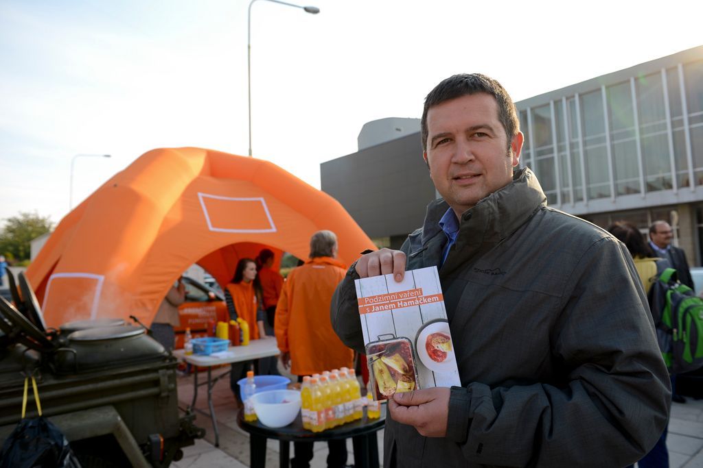 Oranžová záře nad kladnem. ČSSD mluvila s dělníky, rozdávala růže
