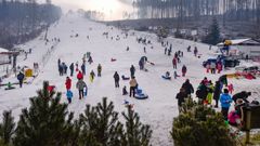 lyžování sáňkování sjezdovka hory lyže zima zimní sporty