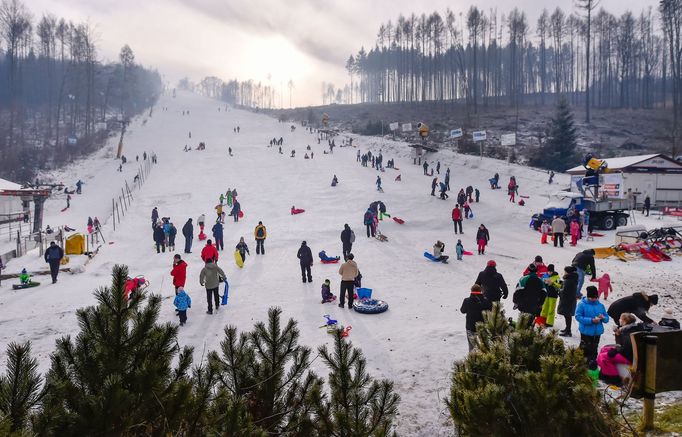 Sjezdovku Šacberk ve Zborné u Jihlavy využili během dne lidé k sáňkování, bobování a dalším zimním radovánkám.