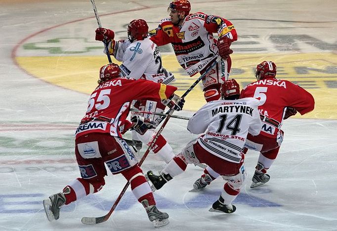 HC SLavia Praha - HC Oceláři Třinec během utkání play off.