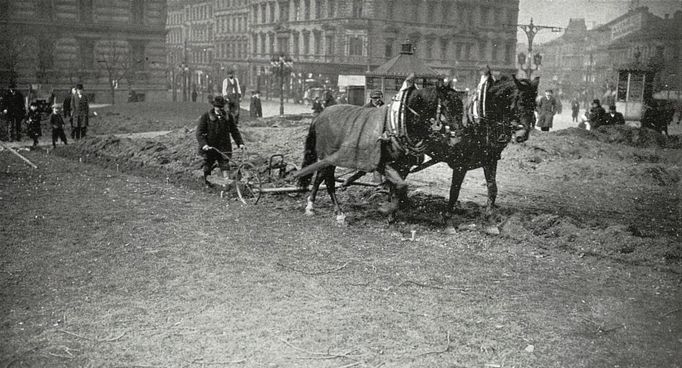 Poslední orba ve středu Vinohrad na místě, kde dnes leží Náměstí Míru. Rok 1911