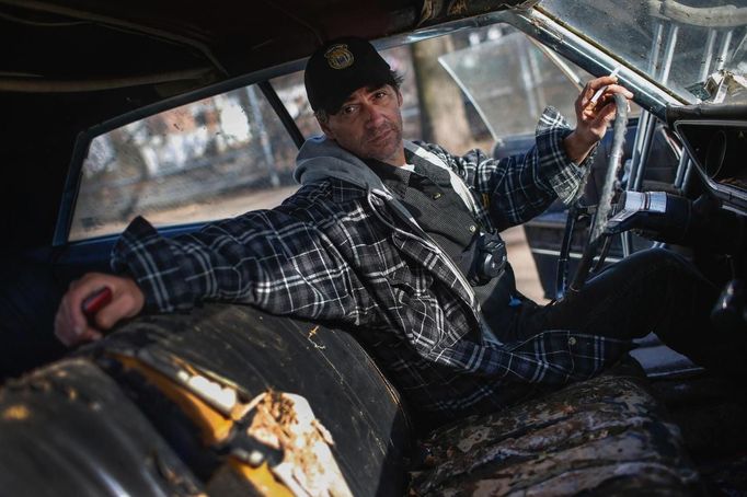 Ronny Kmiotek, a retired New York City Police Officer, poses for a photograph behind the wheel of his 1965 Chevrolet Impala which was found seven blocks from his home after Hurricane Sandy slammed into New Dorp Beach, Staten Island November 14, 2012. Kmiotek, like so many others around him, lost virtually everything to the flood waters. "This storm or after it, just brought everyone here together and I am really thankful for all the help we are getting from people." Picture taken November 14, 2012. REUTERS/Mike Segar (UNITED STATES - Tags: DISASTER ENVIRONMENT) ATTENTION EDITORS PICTURE 05 OF 19 FOR PACKAGE 'SURVIVING SANDY' SEARCH 'SEGAR SANDY' FOR ALL PICTURES Published: Lis. 20, 2012, 3:30 odp.