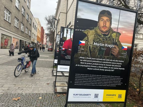 "Zlu je třeba se postavit," říká paní Ivana, jejíž syn Martin Krejčí byl smrtelně zraněný při evakuaci vojáků a civilistů. I jeho portrét byl ve Zlíně.