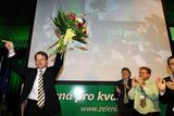 Martin Bursík (vlevo) může slavit. Díky 227 hlasům je opět předsedou Strany zelených.