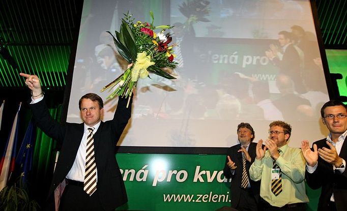 Martin Bursík (vlevo) může slavit. Díky 227 hlasům je opět předsedou Strany zelených.