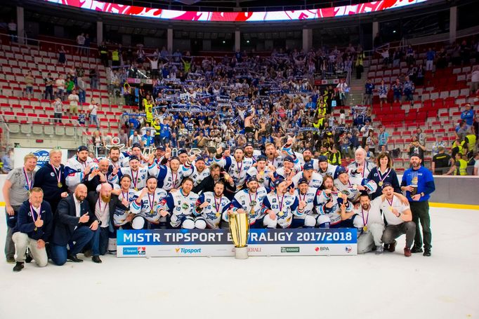 Focení hokejistů Komety Brno s titulem.