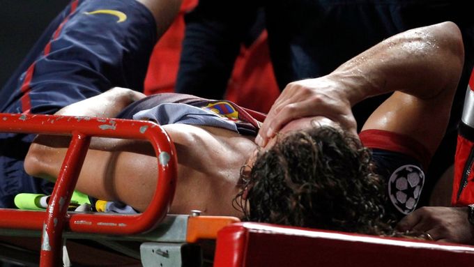 FOTO Puyol trpěl. Po pádu na zem si ošklivě zlomil ruku