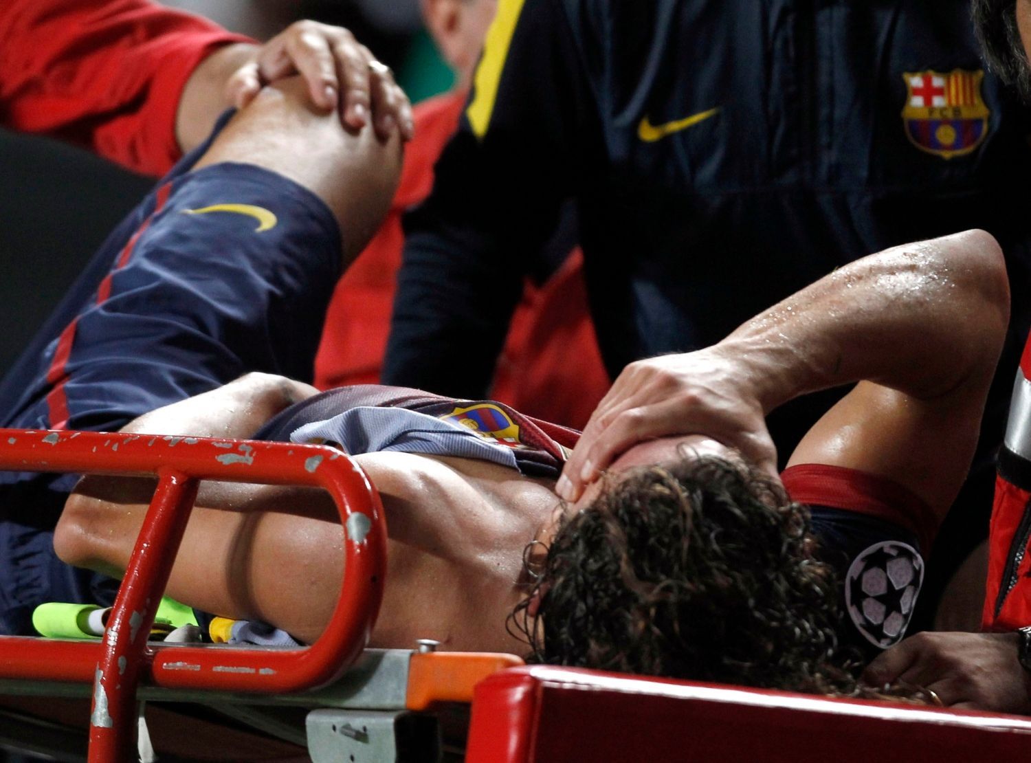 Fotbalista Barcelony Carles Puyol se zranil v utkání Ligy mistrů s Benficou Lisabon.