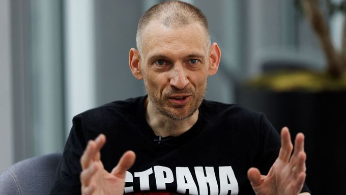 Běloruský opozičník Sjarhej Cichanouski během rozhovoru s agenturou Reuters ve Vilniusu, 1. července 2025.