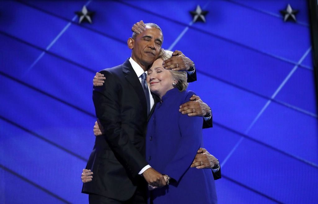 HIllary Clintonová - Barack Obama - objetí