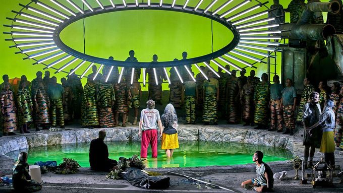 Letecké záběry představují festivalové divadlo na Zeleném vrchu. Tam měl letos premiéru i Parsifal užívající rozšířenou realitu. Enrico Nawrath
