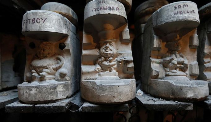 Moulds for character jugs stand on a shelf in a storeroom at the Middleport pottery in Stoke-on-Trent, central England January 22, 2013. The pottery which dates back to 1888 and was rescued from closure in 2009, continues to use traditional methods to produce its range of ceramics and famous Burleigh Ware pottery. REUTERS/Phil Noble (BRITAIN - Tags: BUSINESS EMPLOYMENT SOCIETY) Published: Led. 22, 2013, 5:07 odp.