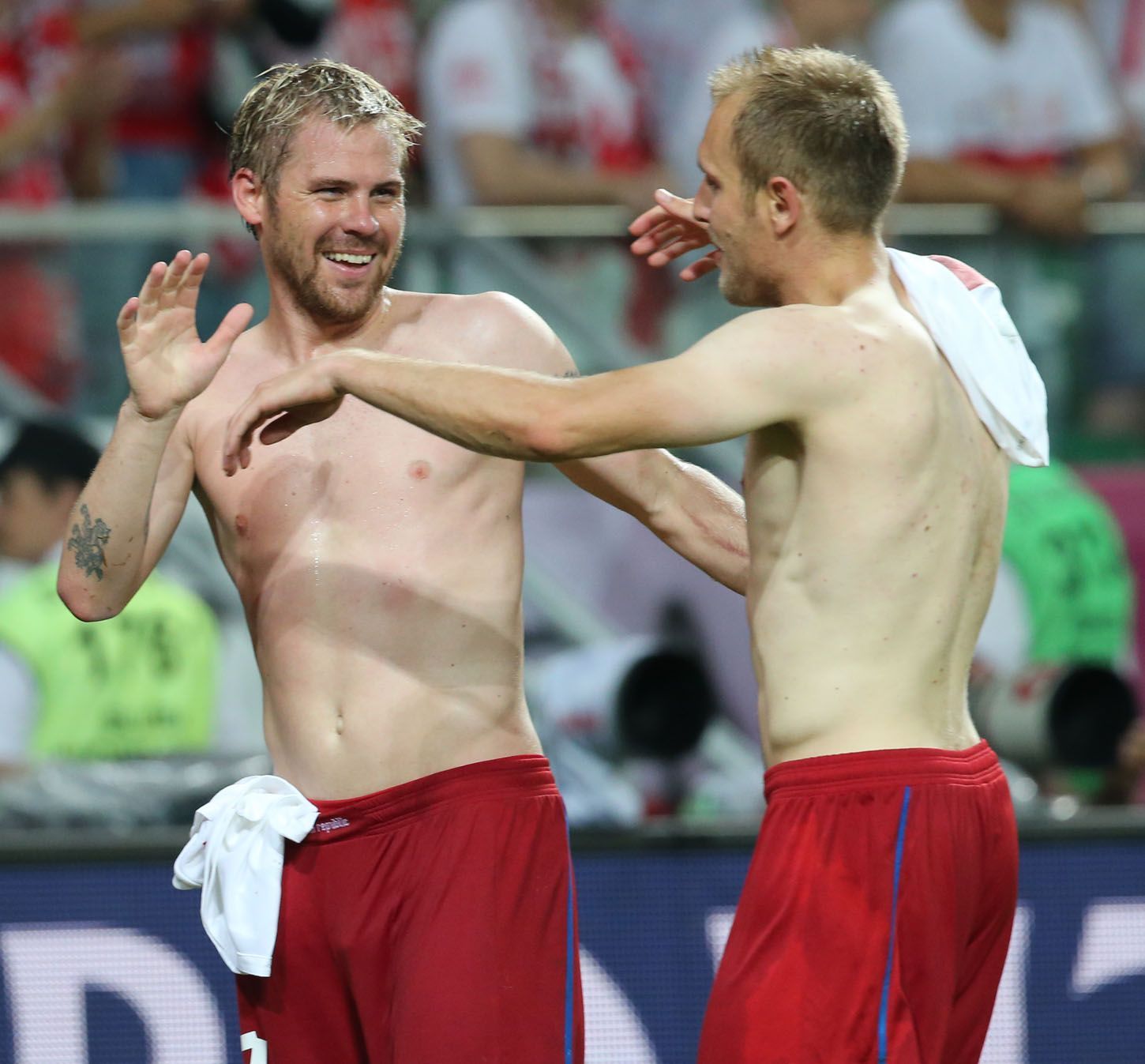 Čeští fotbalisté Tomáš Hübschman a Daniel Kolář se radují z vítězství nad Polskem v utkání skupiny A na Euru 2012