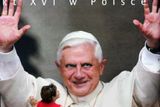 Papež svým všeobjímajícím gestem dává najevo lásku k bližním. Billboard z Varšavy předcházel jeho návštěvě Polska v květnu 2006.
