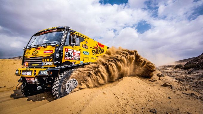 Martin Macík mladší v kamionu LIAZ na trati druhé etapy Rallye Dakar.