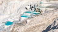 Pamukkale připomíná zasněžený ráj.