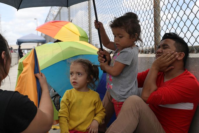 Migranti uvízlí na hranici mezi Mexikem a USA. Červen 2018.