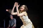 Recenze: Koncert PJ Harvey byl úžasně divadelní. Nejlepší z jejích pražských návštěv