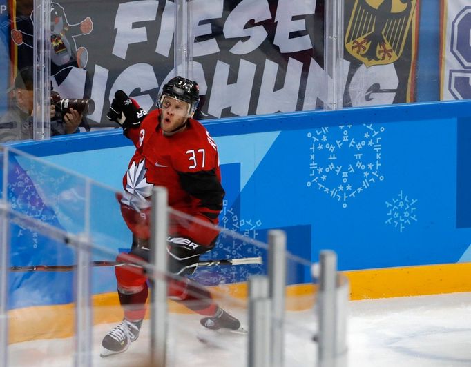 Mat Robinson slaví gól na 2:4 v semifinále Kanada - Německo na ZOH 2018