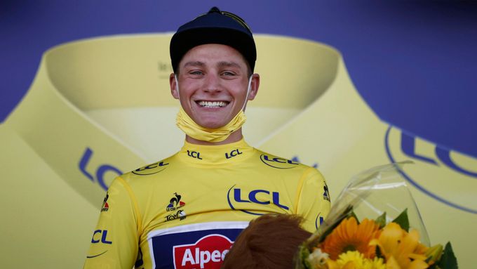 Mathieu van der Poel ve žlutém trikotu.