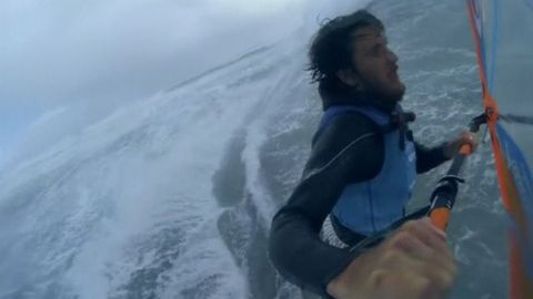 Jezdci na windsurfingu loví dokonalou bouři. Někteří z nich se jí dočkali