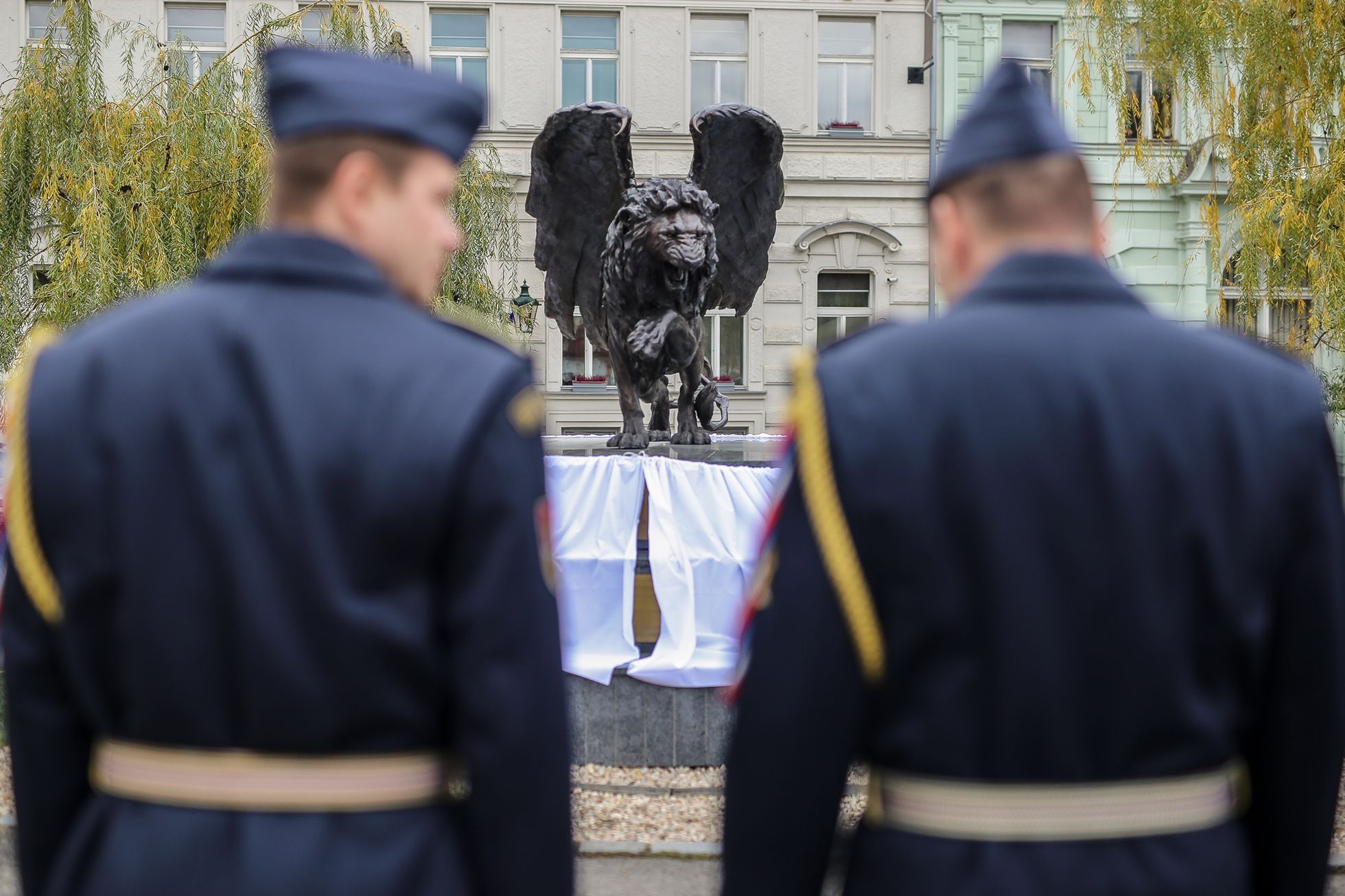 Odhalení pamětní desky Čechoslovákům bojujícím v RAF na památníku na Klárově v Praze