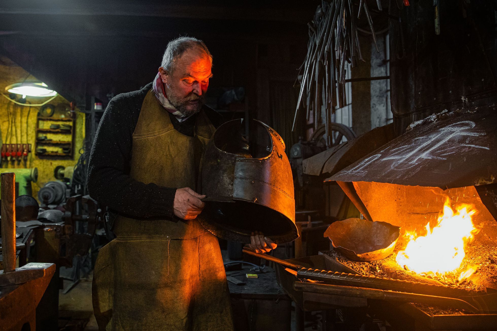 Kovář, platnéř Petr Brožek, výroba plátové zbroje a helmy