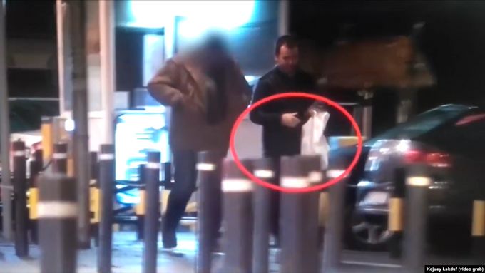 Video ukazuje setkání údajného ruského diplomata a srbského agenta v Bělehradě. Dojde během něho k předání plastové tašky s neurčeným obsahem.