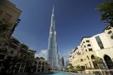Dosud nejvyšší stavbou na světě je mrakodrap Burdž Chalífa (Dubaj, 829,8 metru), na jehož stavbě se podílelo zhruba deset tisíc lidí. Hlavním architektem projektu, inspirovaného islámskou kulturou a tvorbou předního amerického architekta Franka Lloyda Wrighta, je Adrian Smit z renomovaného chicagského studia.