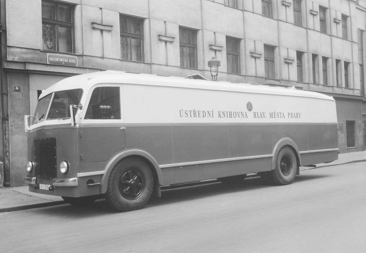 autobusy Praha historie