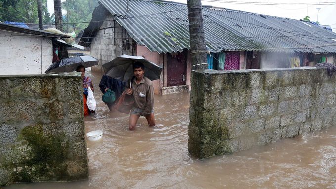 Povodně zasáhly jih Indie. Lidé prchají do hor, aby záplavám unikli