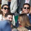 Hayley Atwellová a Tom Cruise v hledišti finále Wimbledonu 2021 Karolína Plíšková - Ashleigh Bartyová.