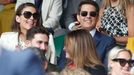 Hayley Atwellová a Tom Cruise v hledišti finále Wimbledonu 2021 Karolína Plíšková - Ashleigh Bartyová.