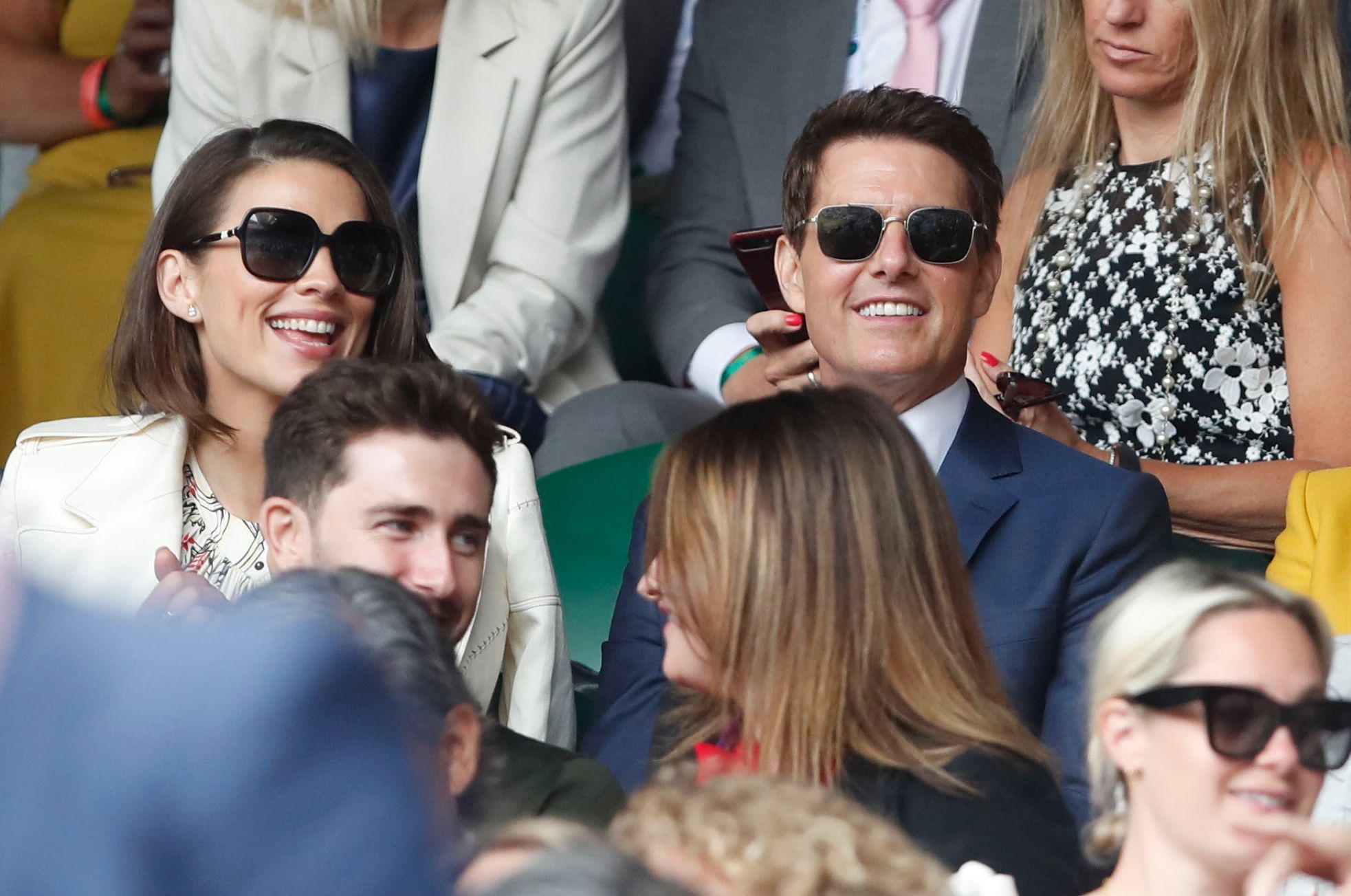 Hayley Atwellová a Tom Cruise v hledišti finále Wimbledonu 2021 Karolína Plíšková - Ashleigh Bartyová.