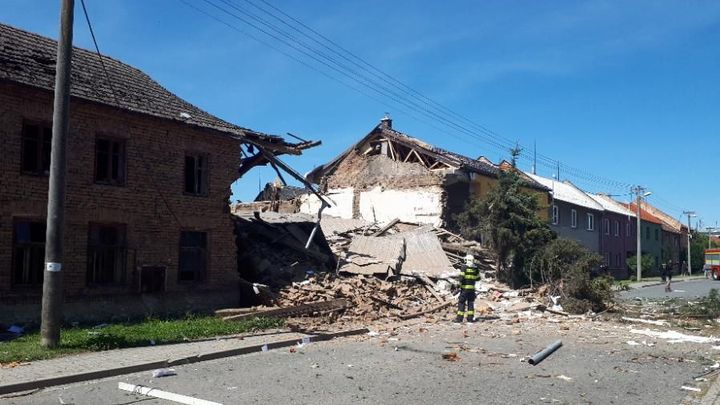 V Olšanech na Prostějovsku vybuchl dům, další jsou poškozeny. Dva lidé byli zraněni; Zdroj foto: Policie České republiky